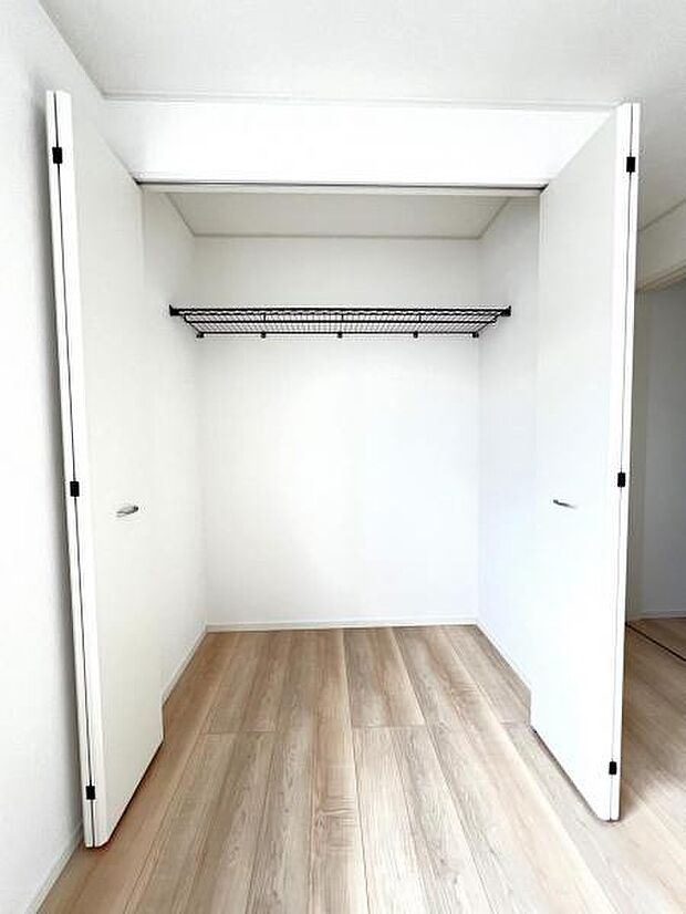 いつでもお部屋をスッキリお使い頂ける収納スペースを設置。