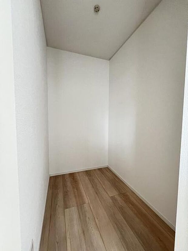 ウォークインクローゼットがあり収納スペースも豊富。季節物もスッキリ片付きそうです。