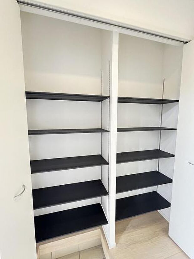 ファミリーにお勧めの収納豊富なシューズボックス。玄関周りをスッキリお使いいただけます。