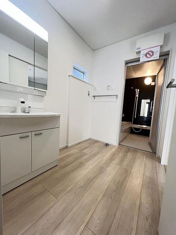 脱衣所は小さなお子様がいるご家庭にも重宝されます。