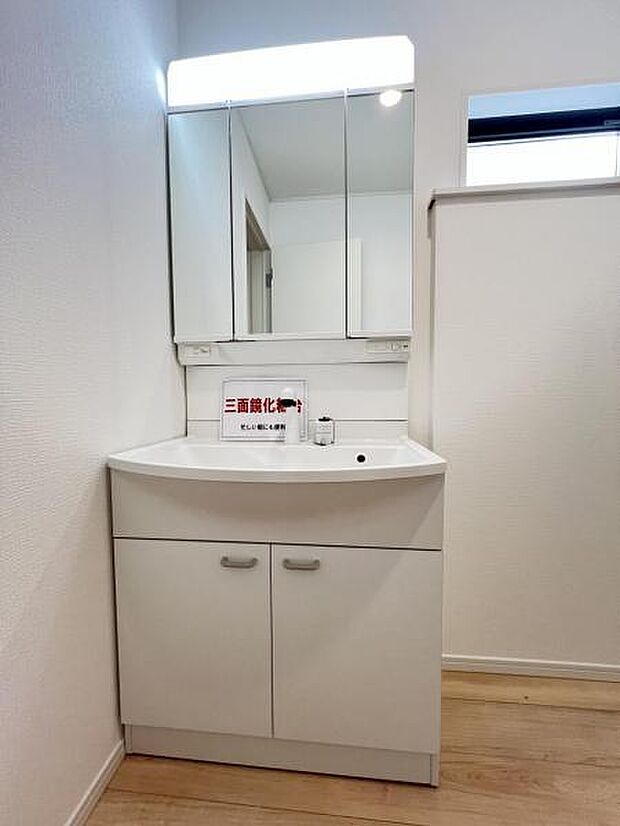 洗面化粧台です。朝の身支度から1日が始まります。