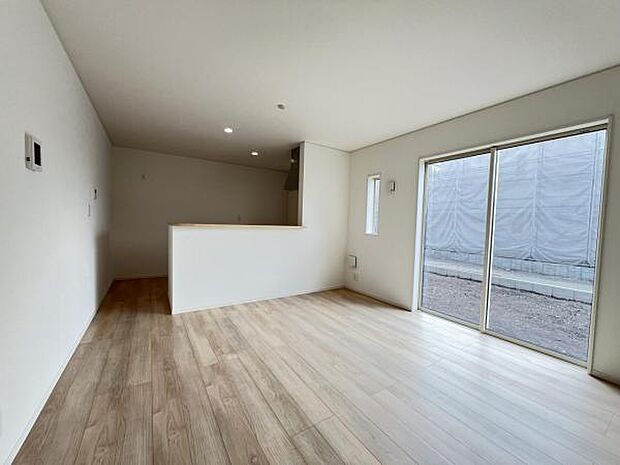 お食事中もキッチンと会話が楽しめるダイニングスペース。