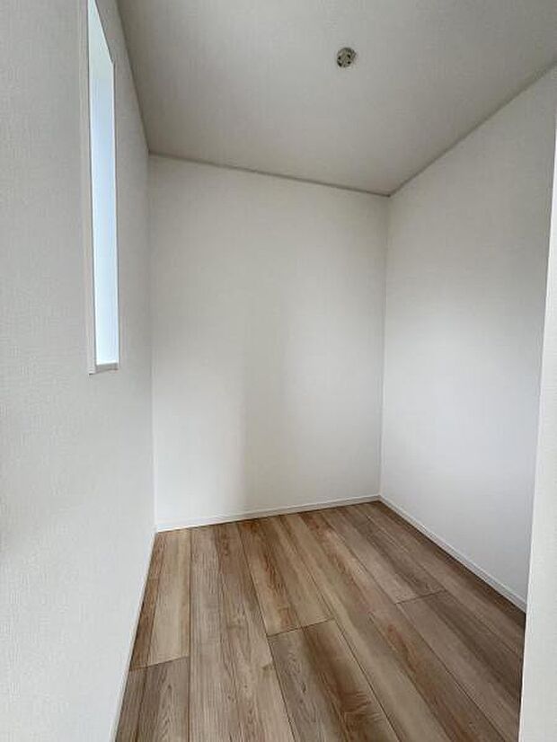 ウォークインクローゼットがあり収納スペースも豊富。季節物もスッキリ片付きそうです。