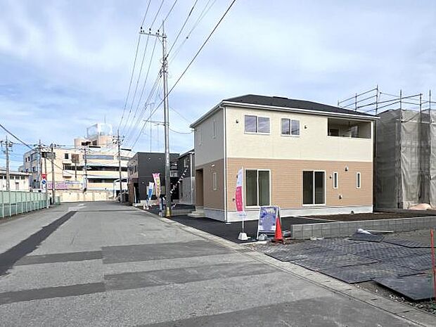 前面道路を含めた現地写真です。ぜひ周辺環境も併せてご覧ください。