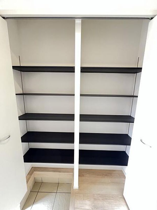 散らかりがちな玄関もスッキリの片づけるシューズボックスです。