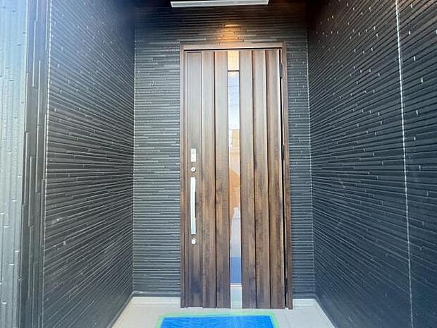 カードをかざすと施錠開錠できます。スマホケースやお財布にカードをいれておけば、かざすだけで簡単に玄関の開閉ができます。