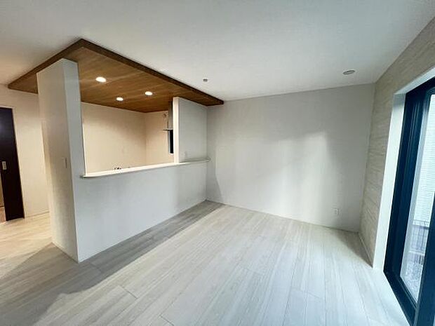 キッチン正面にダイニングセットを配置することで、配膳もスムーズに。調理中も会話を楽しめます。