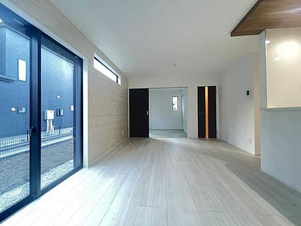 東から西に向かって撮影したリビングです。16帖のLDKです。