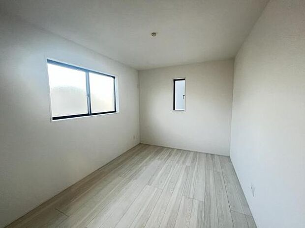 バルコニーに面していないので小さなお子様のお部屋としても安心です。2面採光で窓が2カ所あり、光の入るお部屋です。