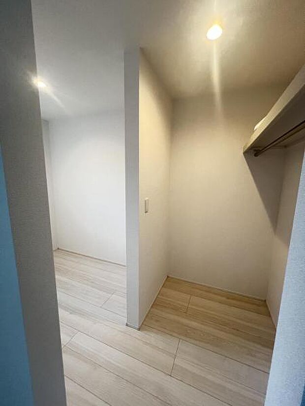 写真左側が間取り図ではランドリールームと記載がございますが、約2帖の広さがございますので、書斎や趣味部屋、まとめて大きなウォークインクローゼットとして等使い方様々です。