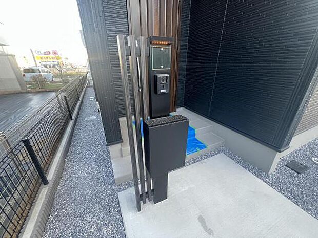 宅配ボックスがございますので、不在時でも荷物を受け取れます。