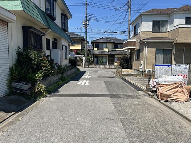 前面道路を含めた現地写真です。
