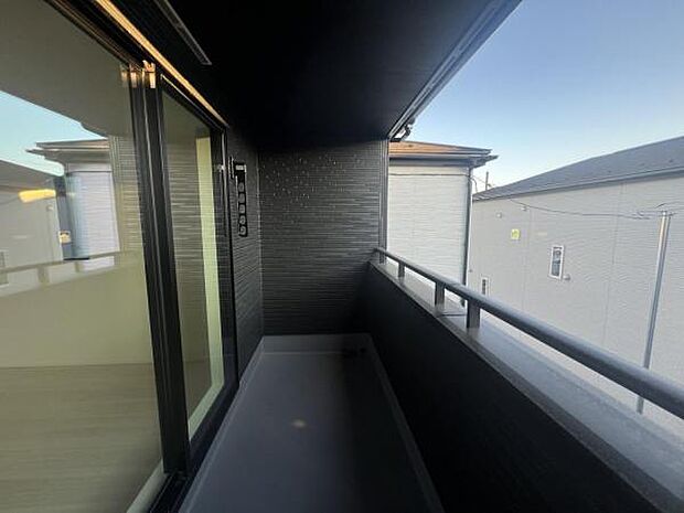 バルコニーは主寝室のかみから出入りできますので、小さなお子様にも安心です。屋根付きのインナーバルコニーですので、天候の悪い日でも洗濯物を干すことができます。