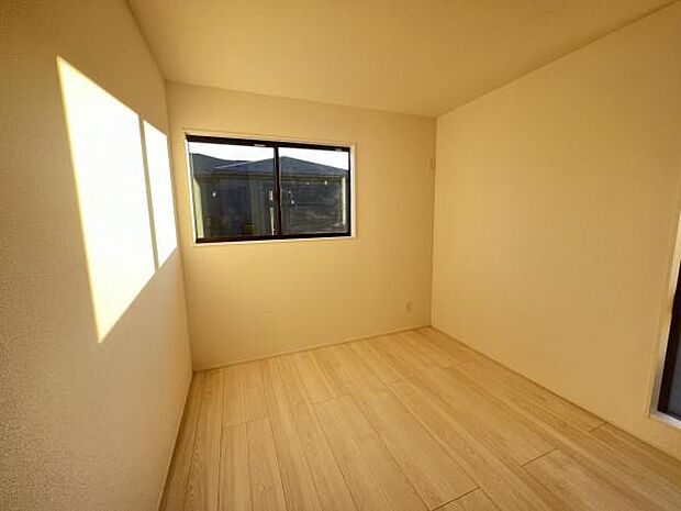 洋室は、風通しが良く明るく快適な空間です。ゆったりと読書など、趣味にも没頭できプライベート時間もお寛ぎ頂けそうです。