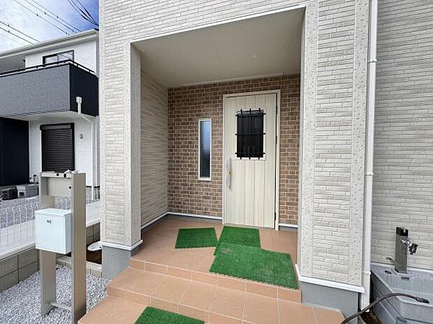 綺麗で明るい玄関でお客様をお迎えいただけます。