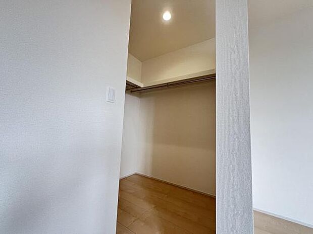 ウォークインクローゼットがあり収納スペースも豊富。季節物もスッキリ片付きそうです。