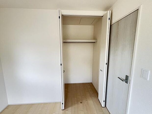 中の物を確認しやすく、取り出しやすい収納スペース。お部屋を広々とお使いいただけます。