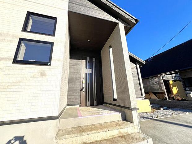 綺麗で明るい玄関でお客様をお迎えいただけます。