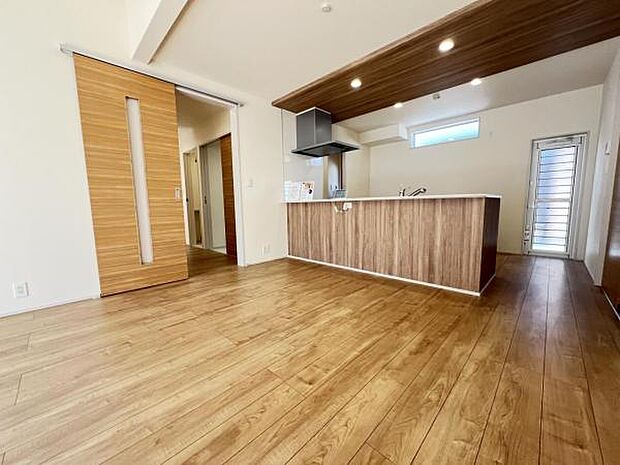 お食事中もキッチンと会話が楽しめるダイニングスペース。