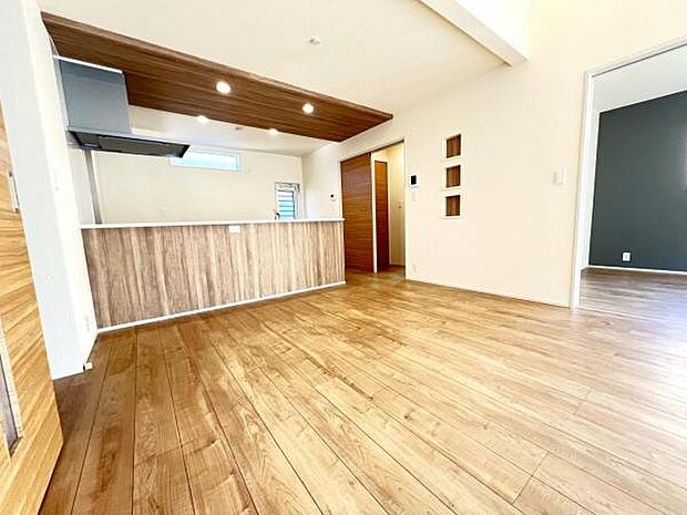 キッチンからリビングが見渡せ、お料理中もご家族の様子を見守れます