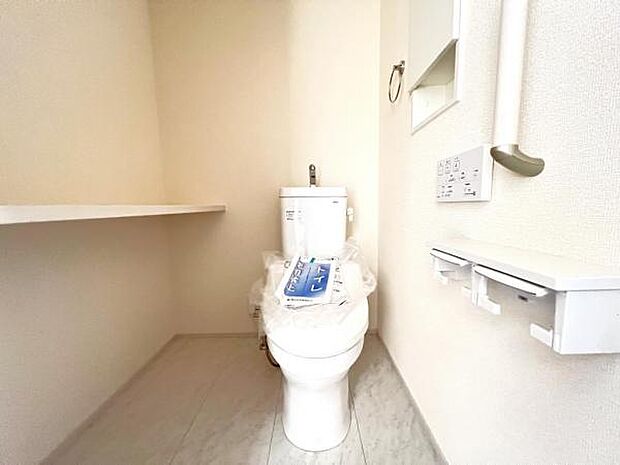 シャワー洗浄機能付のトイレは、清潔感が印象的な空間ですね。