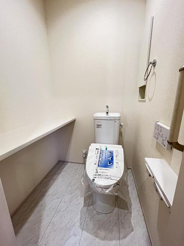 シャワー洗浄機能付のトイレは、清潔感が印象的な空間ですね。