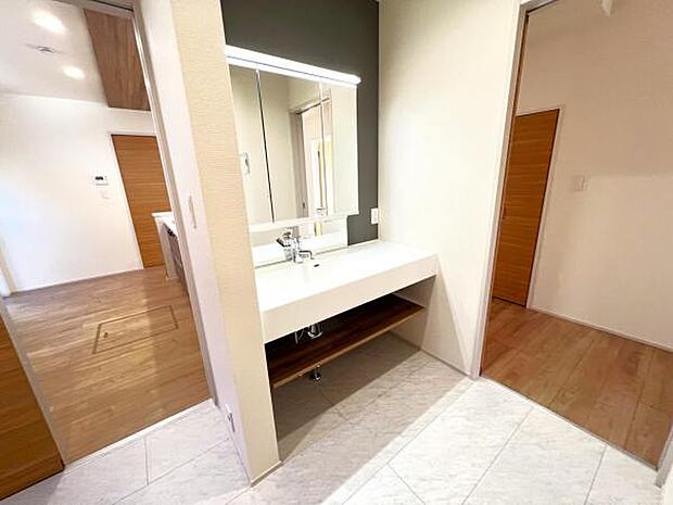 洗面化粧台です。朝の身支度から1日が始まります。