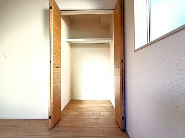 いつでもお部屋をスッキリお使い頂ける収納スペースを設置。