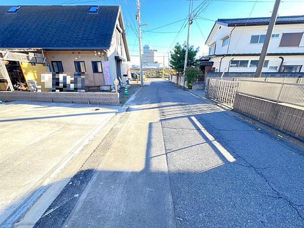 前面道路を含めた現地写真です。