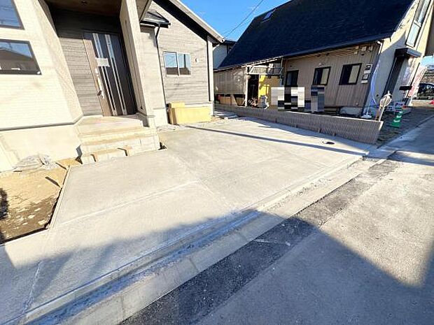 駐車場です。前面道路との高低差も少なく、スムーズに出入りできます。