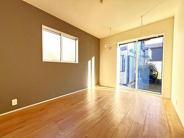 木の温もりが優しいフローリングの収納スペース付き洋室です。