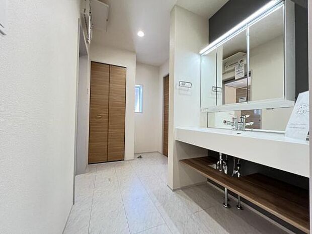 脱衣所は小さなお子様がいるご家庭にも重宝されます。