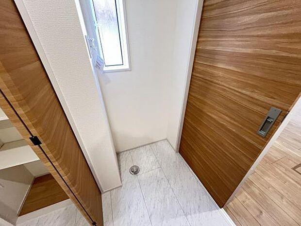 独立洗面台の横にはランドリースペースがございます。