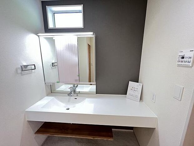 洗面化粧台です。朝の身支度から1日が始まります。