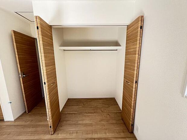 いつでもお部屋をスッキリお使い頂ける収納スペースを設置。