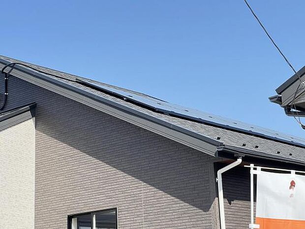 太陽光発電システム付きの住宅です。
