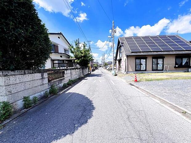 前面道路を含めた現地写真です。