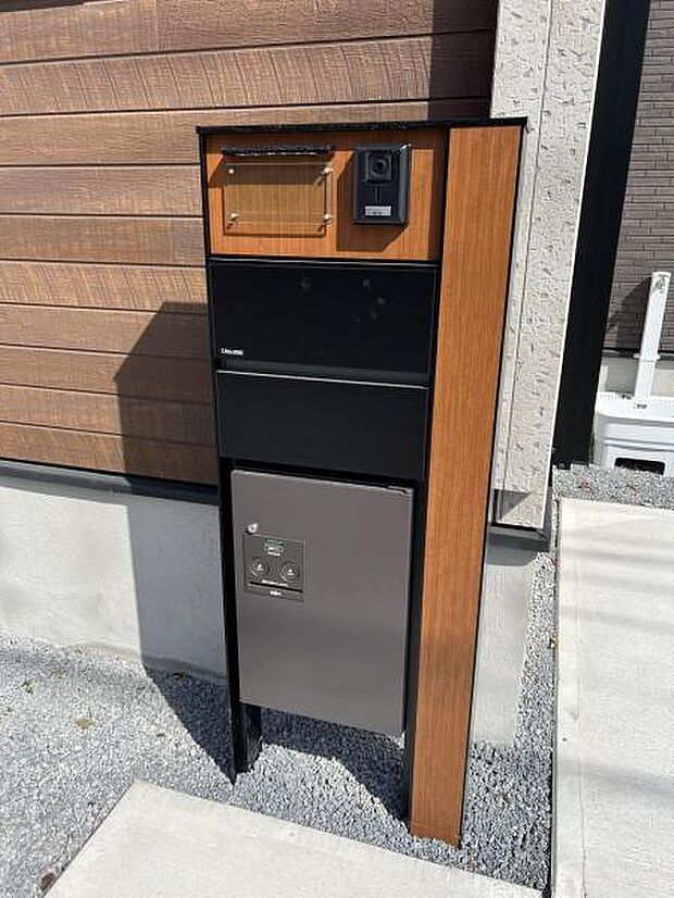 TVドアホンとポストおよび宅配BOXが付いた門柱です。不在時の荷物の受け取りがとても便利です。