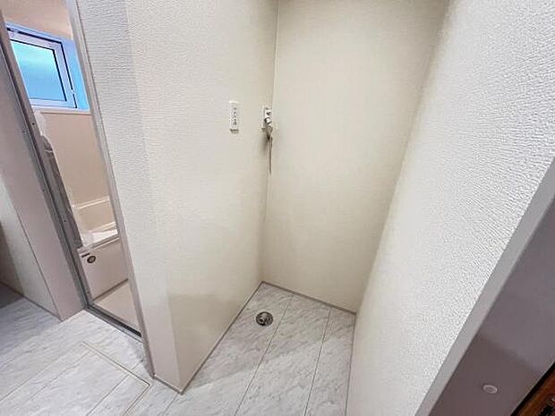 独立洗面台の横にはランドリースペースがございます。