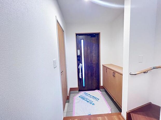 綺麗で明るい玄関でお客様をお迎えいただけます。