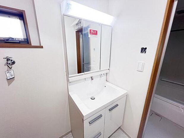 シャワー付き洗面化粧台です。手軽にシャンプーができ、お掃除もしやすいですね。