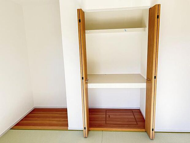 中の物を確認しやすく、取り出しやすい収納スペース。お部屋を広々とお使いいただけます。