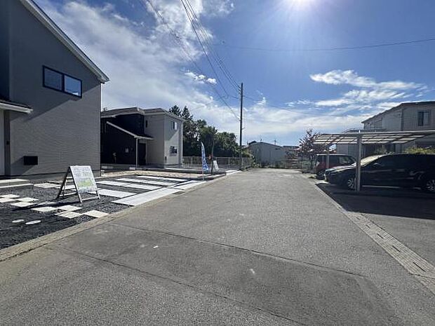 前面道路を含めた現地写真です。