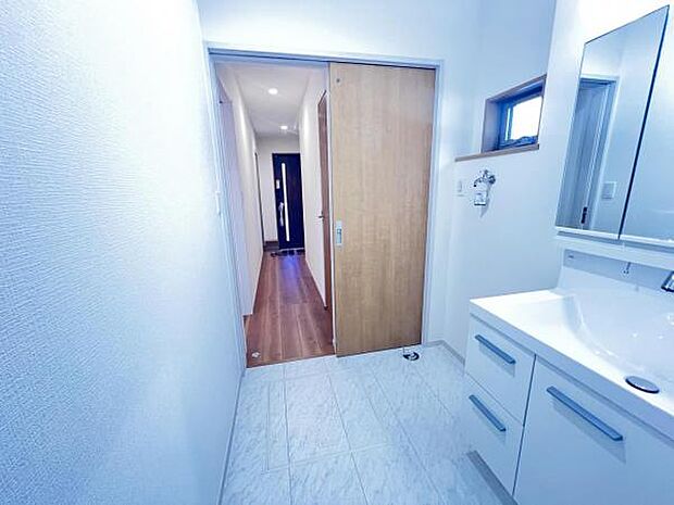 快適で清潔感がある脱衣スペースです。