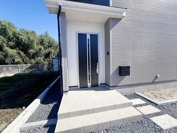 綺麗で明るい玄関でお客様をお迎えいただけます。