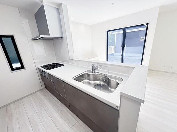 リビングが見渡せ、料理中も会話が弾む対面式キッチンです。