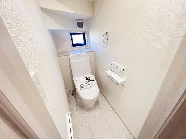 シャワー洗浄機能付のトイレは、清潔感が印象的な空間ですね。