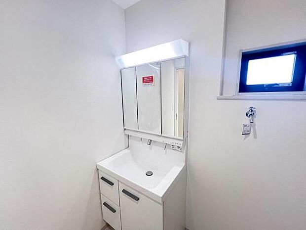 使用頻度の高い物にすぐ手が届く、棚収納付きの洗面化粧台です。