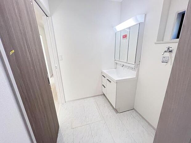 脱衣所は小さなお子様がいるご家庭にも重宝されます。