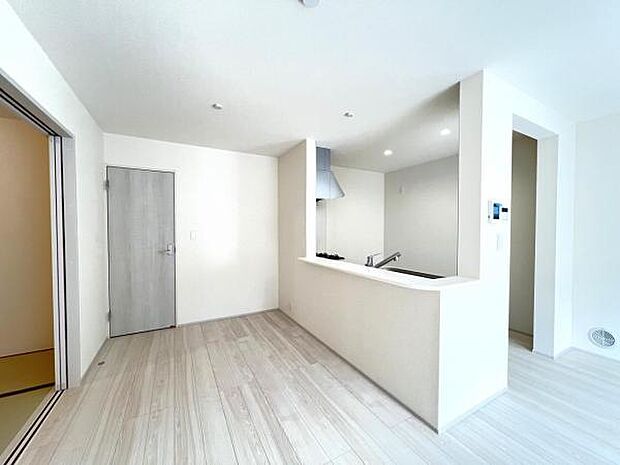 カウンターキッチン越しに会話も楽しめるダイニングキッチン。